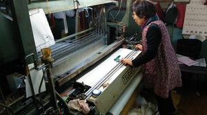 甲斐絹の製織作業、おばあちゃんと