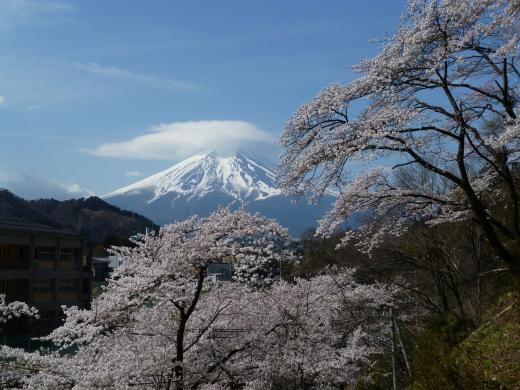 傘雲をかぶった富士山