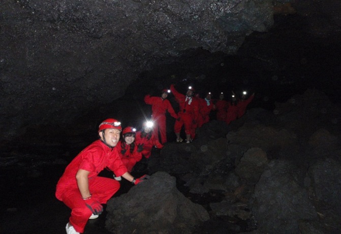 青木ヶ原樹海と自然溶岩洞窟探検ツアー