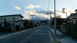 富士吉田市から見た初冬の富士山