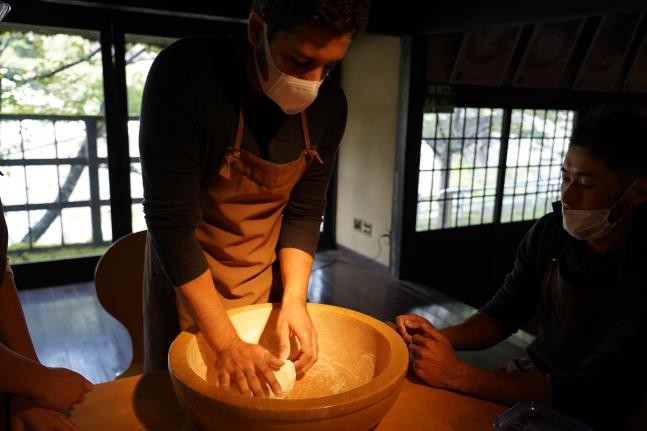 Making “Hoto Noodles” at Otengusan/Official Travel Guide Yamanashi