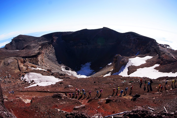 富士山頂の火山口