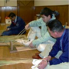 わらぞうりを編む