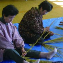 正月準備のしめ縄作り