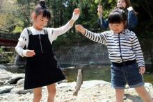 秋山川でのマス釣、マスのつかみ取り、マスの串焼き、川遊び