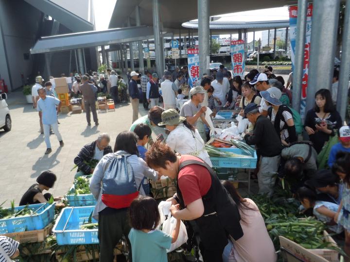 甲斐てき朝市の様子