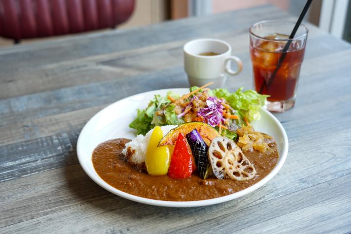 じっくり煮込んだ甲州ワインビーフの牛すじがとろける、旨味豊かな特製カレー