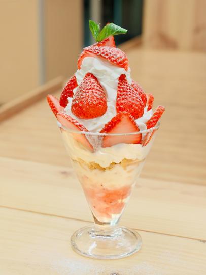 季節のフルーツをたっぷり使ったパフェ