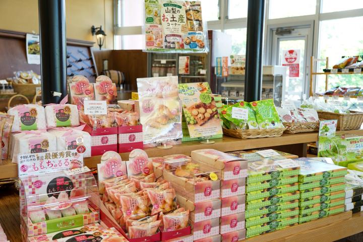山梨ならではのお土産が並ぶ