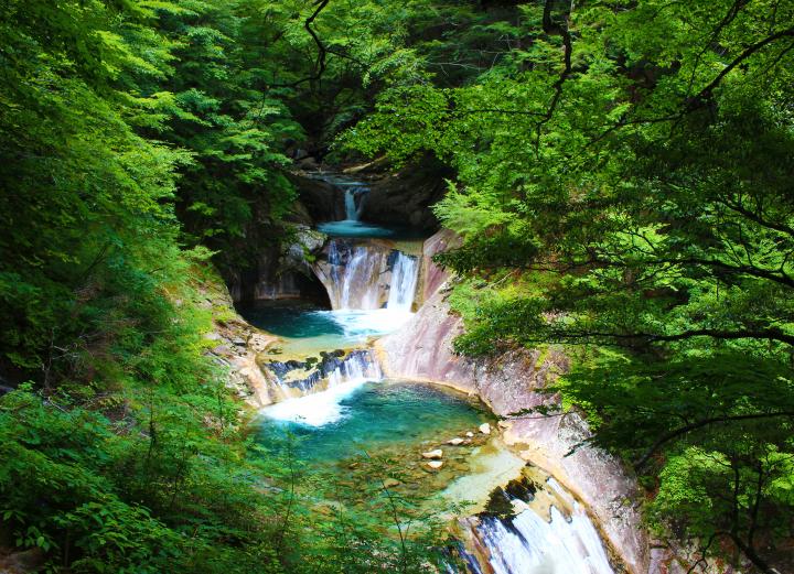 西沢渓谷 七ツ釜五段の滝 富士の国やまなし観光ネット 山梨県公式観光情報