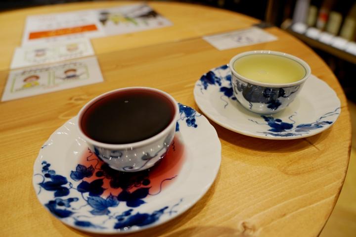 湯吞み茶碗に注いだワイン