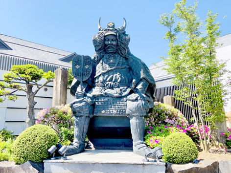 敷地内にある信玄公像
