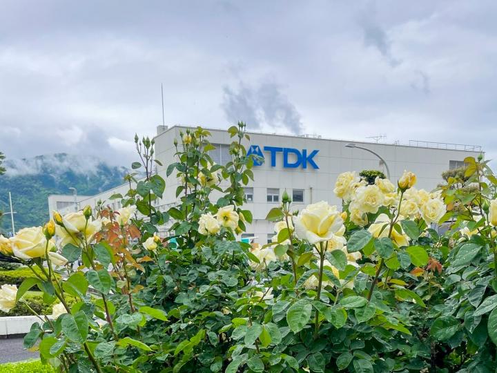 南アルプス市・TDK甲府工場のバラ