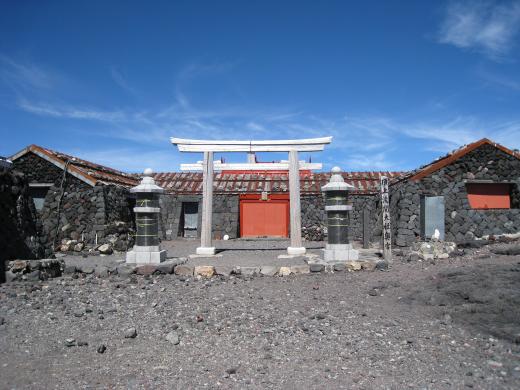 富士山頂の信仰遺跡群2（富士山本宮浅間大社奥宮）