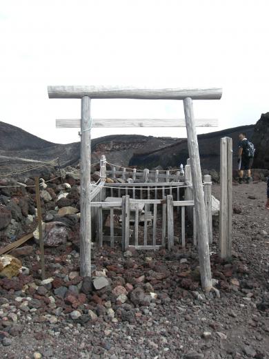 富士山頂の信仰遺跡群5（銀明水）