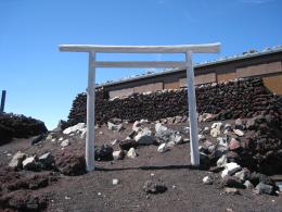 富士山頂の信仰遺跡群8