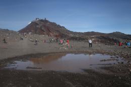 富士山頂の信仰遺跡群9（このしろ池）