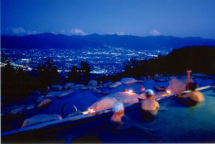 ほったらかし温泉 季節の美しい風景と夜景が楽しめる絶景温泉