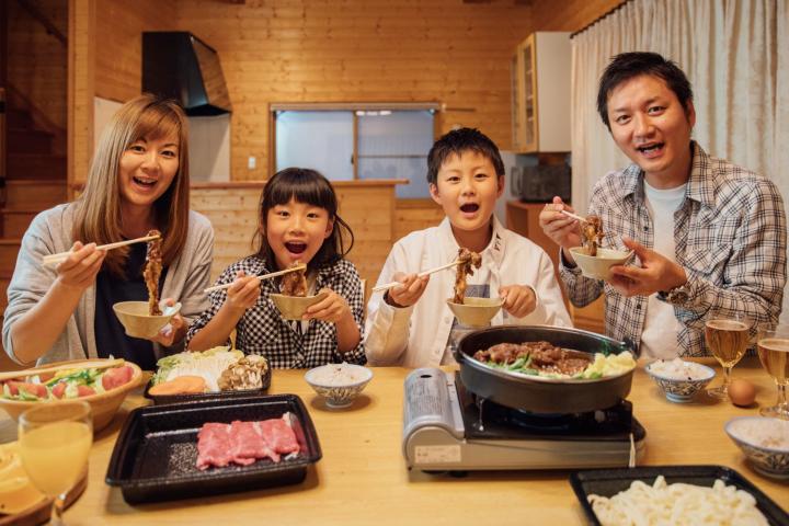 お部屋食（ケータリング）は、お肉やお野菜をカットしてお届けしますので簡単な調理だけで出来上がり！