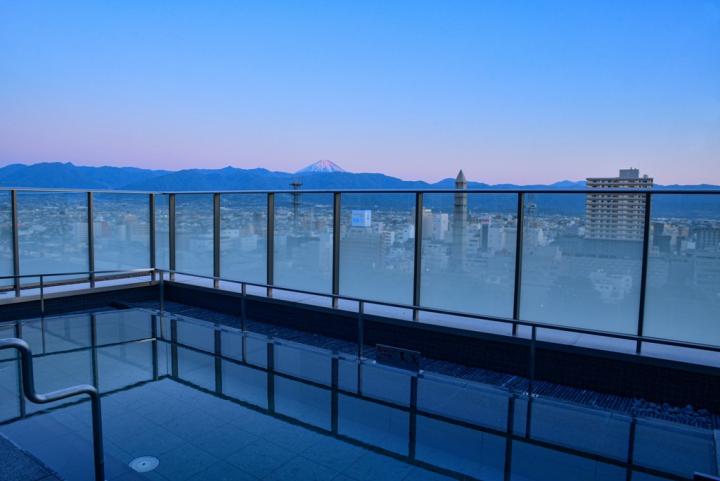 露天風呂から見える富士山と甲府盆地の絶景