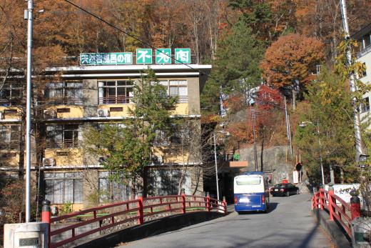 名峰みずがき山・金峰山の南麓標高千メートル、釜無川支流、本谷川沿いに牧歌的情緒を持つ温泉が増富温泉「不老閣」です。