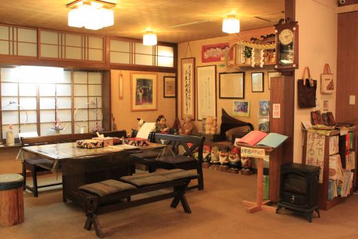 ロビーの向こうにはホッと寛げる空間。客様同士が語らい合ったり、癒しの音楽の「また会いましょうコンサート」が行われます。