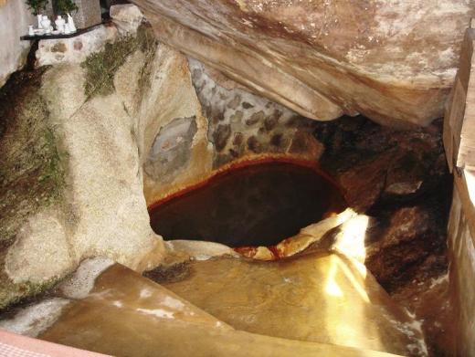 不老閣自慢の天然岩風呂。巨岩の岩風呂の底からプクプクと音をたてて泡が上がってきます。驚異の秘泉として、多くのお客様が利用しています。