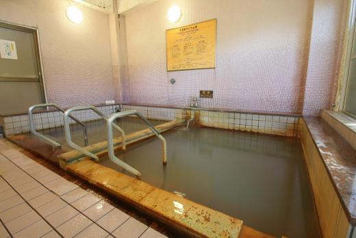 長寿の湯。体への刺激（負担）が少なく、体力の低下している療養目的の方はまずこのラジウム泉で体をならし免疫力を高めます。