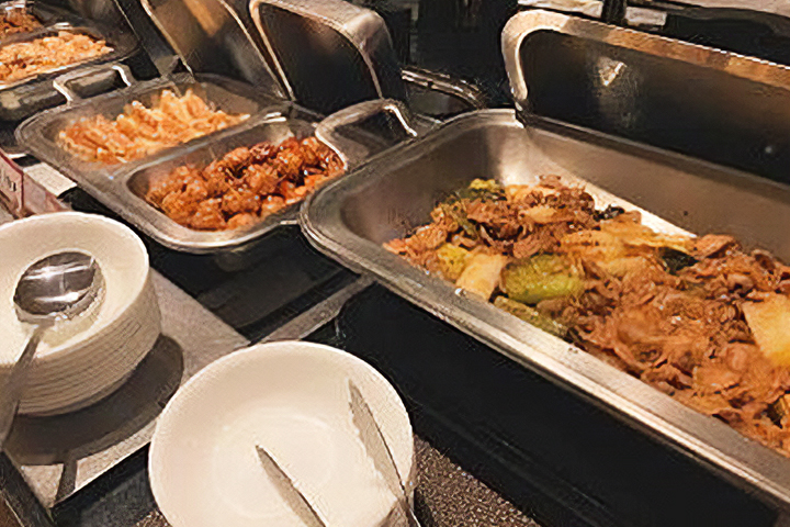 夕食は1名からでも気軽に利用できるハーフバイキングです