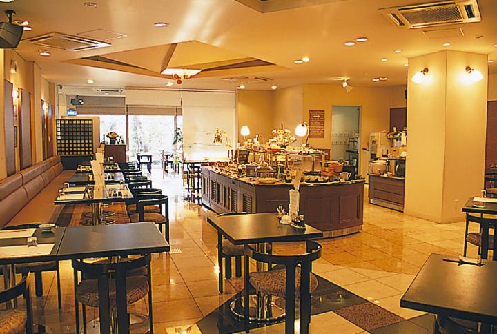 夕朝食ともレストランでお召し上がりいただきます