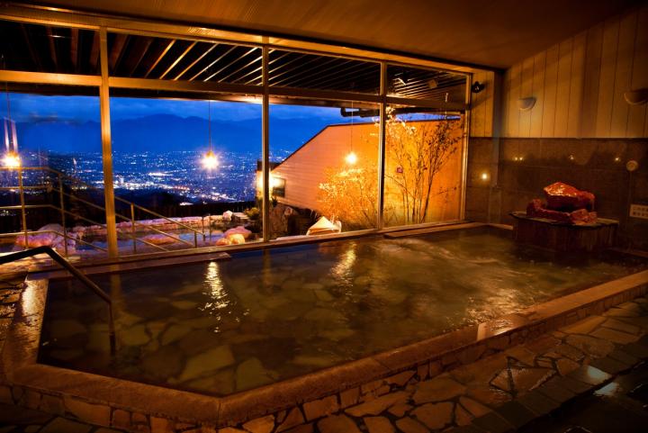 内風呂はゆったり広いサイズです。