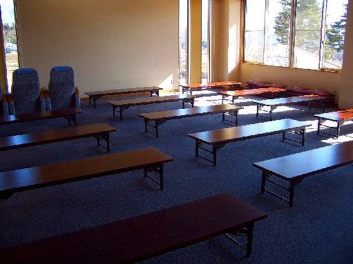 尾白の湯の大広間休憩室の部屋、全体を撮った写真