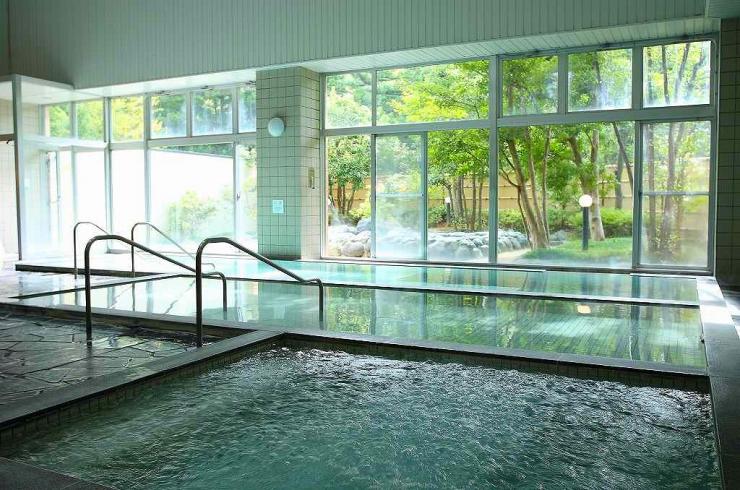 男性内湯から外の景色が見える全体の内湯の様子