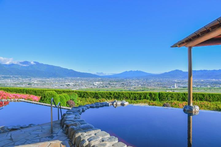 八ヶ岳や北岳、南アルプス連峰を望む