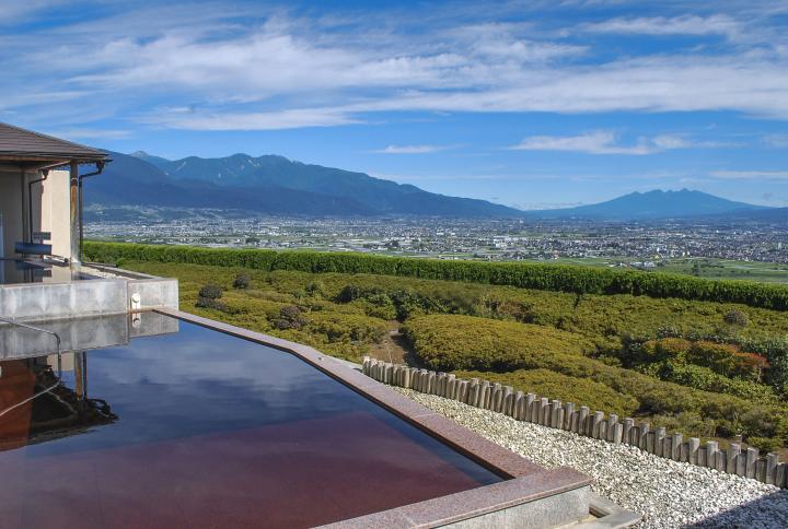 御影石で作られた浴槽の牡丹の湯