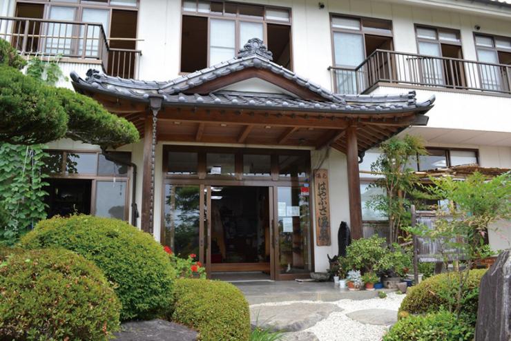 庭園を抜けていざ中へ