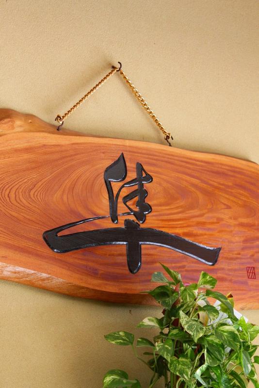 ロビーに飾られた“隼”の看板