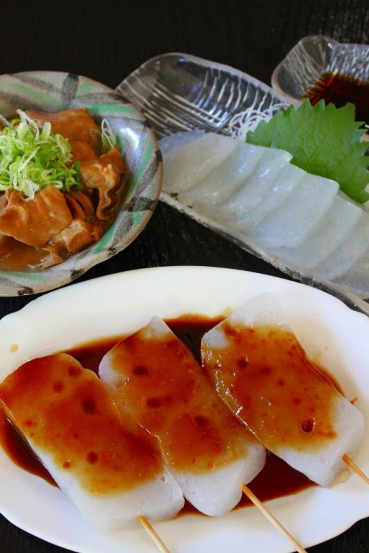 味噌おでん(下)刺身こんにゃく(右上)もつ煮(左上)とれも手づくりです