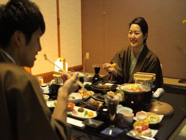 カップル、ご家族、ご夫婦に人気のお部屋食は周りを気にせず、お客様だけの空間と至福の一日が楽しめます。