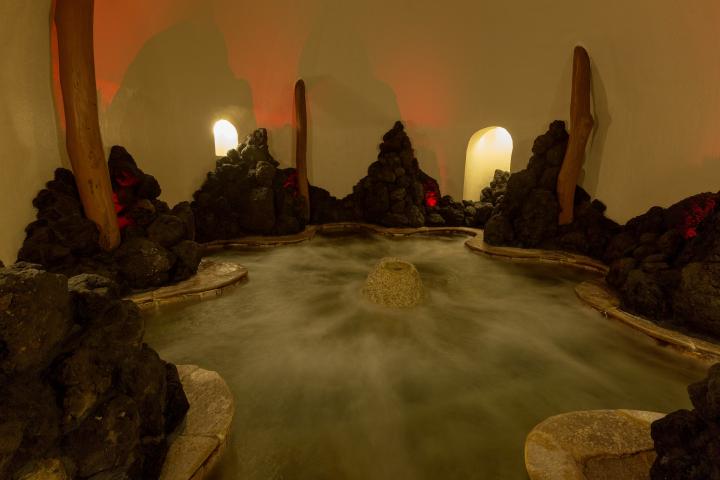 風穴を思わせる溶岩が壁面を覆う