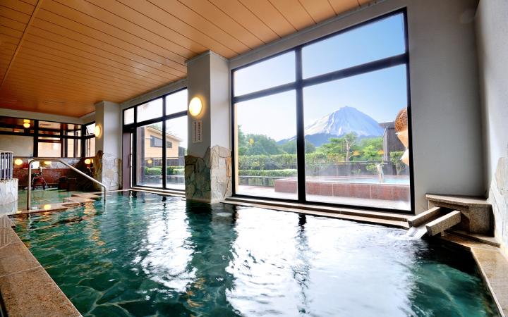 広々とした内風呂からも雄大な富士が眺められます