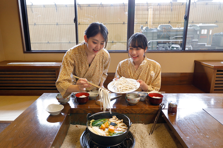 SL列車が食事を運ぶ個室レストランお狩場