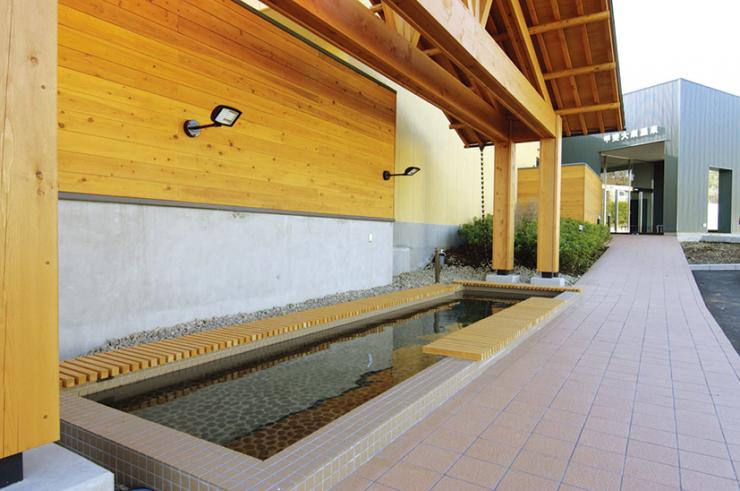 エントランス脇の足湯は無料です