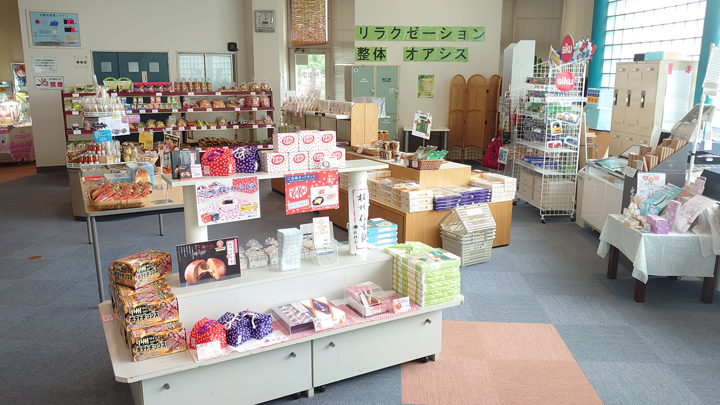 売店には山梨のおみやげがズラリ！