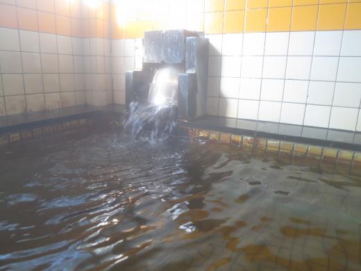 ドバドバと湯口から供給される豊富な温泉。