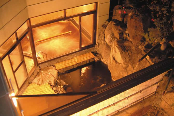 湯殿館―源泉100%かけ流しの名湯と天然地下水の極上水風呂