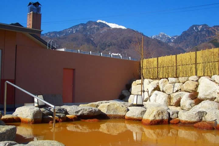甲斐駒ヶ岳温泉 尾白の湯 ― 日本一の超高濃度温泉「赤湯」と八ヶ岳連峰を望む絶景日帰り温泉