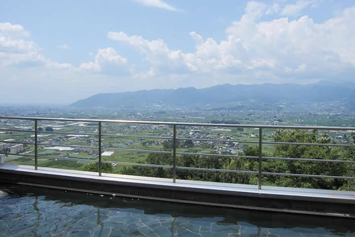 甲州市勝沼ぶどうの丘 天空の湯―甲府盆地の夜景を望む絶景日帰り温泉