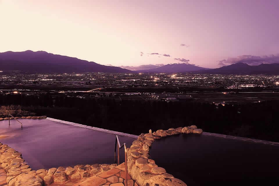 みはらしの丘 みたまの湯 ― 温泉総選挙絶景1位の夜景が人気の山梨日帰り温泉