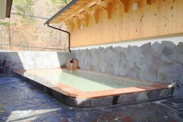 道志の湯 ― 道志村の自然に抱かれた源泉かけ流しの天然温泉。美肌の湯でリフレッシュ